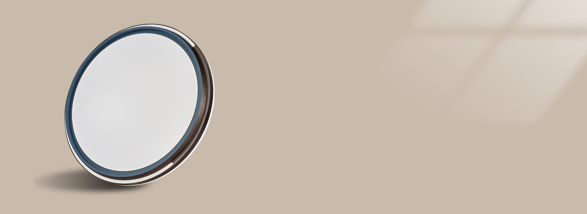 多层烤漆,耐用持久
精工铁艺灯体,多层...