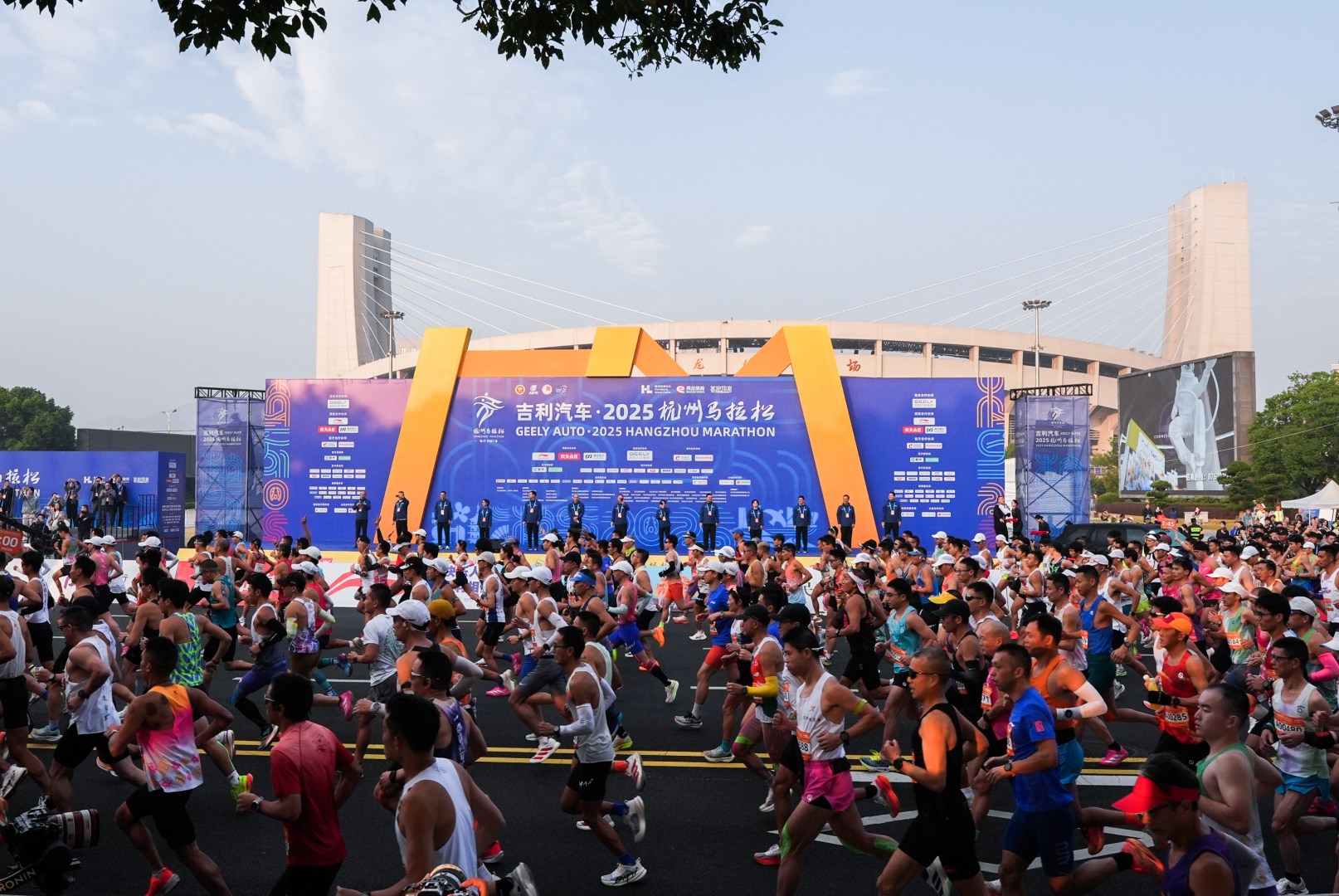 2025杭马燃情收官，正泰居家陪跑满电热爱-2